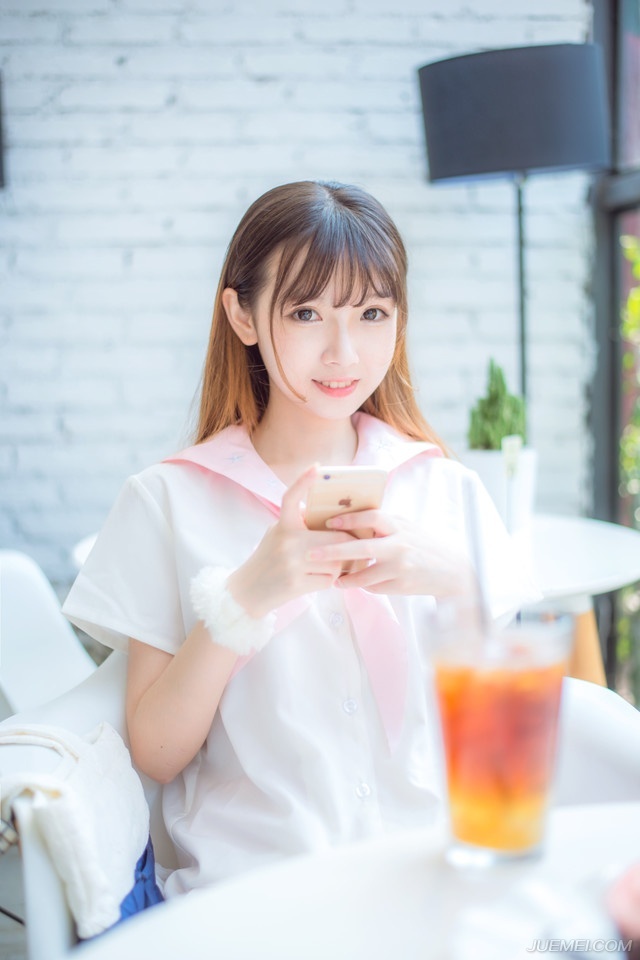我说:”怕什么,风头早过去了。你以为咱们警察真那么关心破案啊,大部分案子都是顺便破的,比如说抓住一个街上偷东西的,结果审出来杀了人。一般杀人的案子都是这么破的。”——韩寒《一座城池》